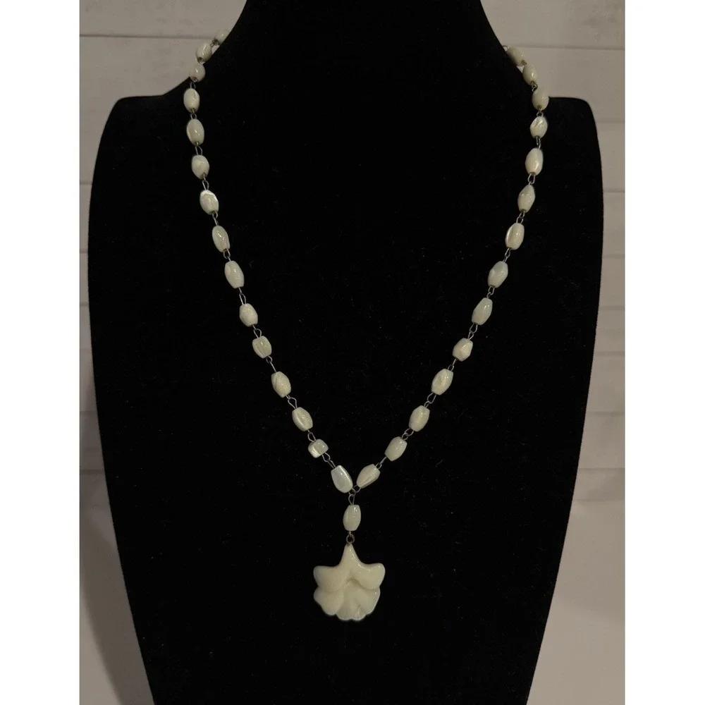 Vintage White Mother of Pearl Ginkgo Leaf Pendant Necklace Beaded 12